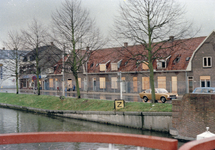 853256 Gezicht op enkele voor de sloop bestemde huizen op de hoek van de Jutfaseweg en Waalstraat te Utrecht.